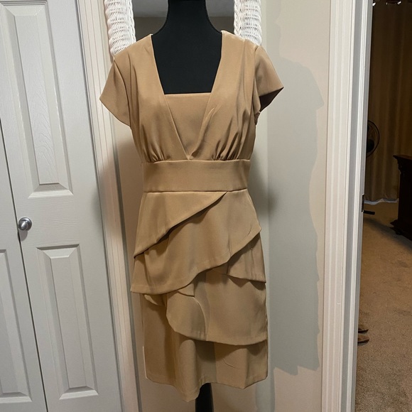 “Kate Middleton Style” Woman’s Dress - Picture 3 of 3